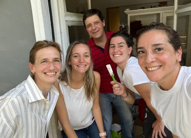 5 colleagues gathering